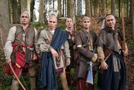 Outlander - Die Highland-Saga – Ajuawak Kapashesit (Raven of Keowee, 2.v.li.).