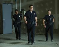 The Rookie – Nolan (Nathan Fillion, M.), Harper (Mekia Cox, l.) und Chen (Melissa O'Neil, r.) läuft die Zeit davon. Sie müssen das Gold finden, bevor das Chaos die Überhand gewinnt.