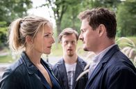 Praxis mit Meerblick – Nora (Tanja Wedhorn) lernt Matthias (Shenja Lacher) und seinen Bruder Robin (Max Dominik) kennen.