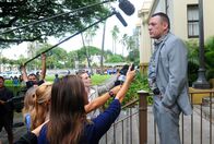 Hawaii Five-0 – Kono wird von Captain Fryer (Tom Sizemore, r.), dem Leiter der Dienstaufsicht, verhört und anschließend aus dem Polizeidienst entlassen. Doch das ist noch nicht alles, auf sie wartet auch noch eine Gerichtsverhandlung ...