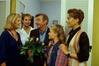 Alle meine Töchter – Zum Geburtstag von Vater Berthold (Günter Mack) haben sich Margot (Jutta Speidel), Anna (Ursula Buschhorn), Patty (Fritzi Eichhorn) und Sylvie (Julia Dahmen) etwas ganz besonderes ausgedacht.