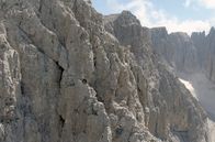 GEO Reportage – Die Dolomiten, Heimat der "Adler von San Martino": eine legendäre Bergführer-Gruppe mit langer Tradition. Die Männer genießen höchstes Ansehen, für ihre Kletterkünste und ihren Mut.