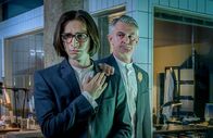 SOKO Linz – Das SOKO-Team taucht ein in die Welt einer alternativen Glaubensgemeinschaft, der auch Johannes Hansen (Nikolaas von Schrader, l.) und Heribert Fian (Robert Lohr, r.) angehören.