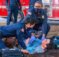 9-1-1 Notruf L.A. – L-R: Howie 'Chimney' Han (Kenneth Choi), Henrietta 'Hen' Wilson (Aisha Hinds)