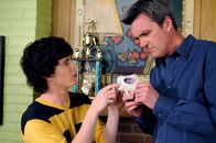 The Middle – Axl (Charlie McDermott, l.) und Mike (Neil Flynn, r.) haben nur wenig Sinn für Frankies Enthusiasmus für die königliche Hochzeit von William und Kate ...