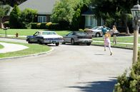 The Middle – Weil Sue (Eden Sher, r.) ihren Bruder Axl bei einem unfreiwilligen Campingausflug mit ihren Eltern ununterbrochen mit Fragen zur Highschool löchert, ist dieser sehr genervt und rastet schließlich aus ...
