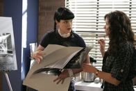 Navy CIS – Nachdem auf einem der Bilder des Fotografen Jackson Scott eine Leiche abgebildet ist, sehen sich Abby (Pauley Perrette, l.) und Bryn Landers (Katie Lowes, r.) die restlichen Fotos an, um eventuell an Hinweise zu gelangen ....