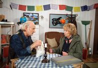 Rote Rosen – ARD ROTE ROSEN FOLGE 1971 Uhr im ERSTEN. Erika (Madeleine Lierck-Wien, r.) wird nun doch langsam nervös vor ihrem „Idiotentest“, auch wenn Hannes (Claus Dieter Clausnitzer, l.) fest davon ausgeht, dass sie den Führerschein zurückbekommt.