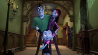 Vampirina – "Disneys Vampirina", "Das ist ja zum Flattern! / Eine Pension zum Gruseln." Das ist ja zum Flattern!Gemeinsam mit ihren Eltern zieht Vampirina vom fernen Transsylvanien in die menschliche Zivilisation. Die Ankunft in Pennsylvania ist für die Familie ein Schock. Alle hier sind furchtbar schreckhaft. Schnell ist klar: Wenn die kleine Vampirin in der neuen Heimat Freunde finden will, darf nichts an ihr gruselig sein. Doch das ist gar nicht so einfach bei jemandem mit blauer Hautfarbe, spitzen Zähnen und süßen Monstern unter dem Bett. Eine Pension zum GruselnFür Vampirinas Mutter Oxana geht ein lang gehegter Wunsch in Erfüllung: Endlich kann sie ein Spukhotel eröffen. Immer schon hat Oxana davon geträumt. Bislang gibt es allerdings nur ein einziges Gästezimmer. Und das ist schneller als gedacht auch gleich doppelt belegt: Sowohl Vampirinas Nachbarn als auch zwei Vampir-Schwestern wollen darin übernachten. Ob das gut geht?