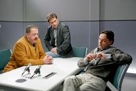 Die Rosenheim-Cops – Korbinian Hofer (Joseph Hannesschläger, l.) und Christian Lind (Tom Mikulla, M.) glauben, dass der vorbestrafte Carlo Greisinger (Peter Benedict, r.) für den Überfall auf den Juwelier verantwortlich ist.