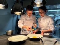 Restaurantlegenden – Johannes Nudig in seinem Restauratn Schwarzer Adler in Hall, beim Anrichten