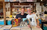 Tobis Urlaubstrip – Tobias Kämmerer mit Christian Swaton (re.), Inhaber des Best Music Schallplattenladen in Twistetal.