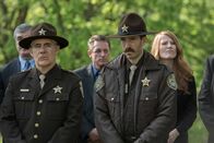 Outsiders – L-R: Kevin O'Rourke als Sheriff Tom Weinike, Thomas M. Wright als Sheriff Wade Houghton