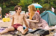 All You Need – Sarina (Christin Nichols) diskutiert mit ihrem Bruder Simon (Ludwig Brix).