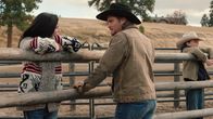 Yellowstone – Monica Dutton (Kelsey Asbille), Kayce Dutton (Luke Grimes) und Tate Dutton (Brecken Merrill)