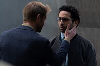 Unit 42 – Jeff (Luc Schiltz, l.) versucht, Nassim Khaoulani (Roda Fawaz, r.) zu beruhigen. Dieser macht sich Sorgen um sein äußeres Erscheinungsbild.