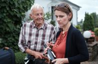 In aller Freundschaft – Maria Weber (Annett Renneberg) will nach langer Zeit endlich mal wieder Martin Stein besuchen. Doch von seinem Vater Otto Stein (Rolf Becker) erfährt sie, dass Martin schon Besuch hat.