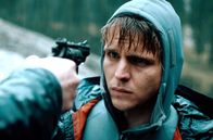 Wild Republic – Ron (Merlin Rose, re.) kämpft für Gerechtigkeit. Aber sein ärgster Widersacher Justin (Béla Gabor Lenz, li.) lässt ihm keine Wahl.