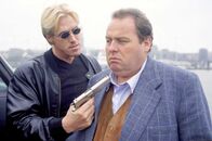 Der Pfundskerl – Der Bodyguard von Uwe Hansen, Bernd Hacker (Norbert Heisterkamp, li.), stoppt den Wagen von Claudia und Gottfried Engel (Ottfried Fischer), um Engel freundlich zu „bitten“, ihm doch zu folgen. So reibungslos kann eine Entführung vonstatten gehen!