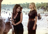 Romulus und Remus – Remus‘ Freundin Tarpeia (Ornella Vanoni, links) und Romulus‘ Angebetete Julia (Virna Lisi) folgen den beiden Brüdern auf ihrem Weg, eine neue Stadt zu gründen.