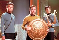 Star Trek: Der Film – Trotz ihrer großen Erfahrung ist diese Mission auch für Dr. Leonard McCoy (DeForest Kelley, l.), Admiral James T. Kirk (William Shatner, M.) und Commander Spock (Leonard Nimoy, r.) eine Herausforderung.