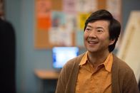 Community – Es scheint als ob Chang (Ken Jeong) ein völlig neuer Mensch ist. Oder ist sein neues Verhalten etwa nur gespielt?; Es scheint als ob Chang (Ken Jeong) ein völlig neuer Mensch ist. Oder ist sein neues Verhalten etwa nur gespielt?