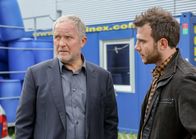 Tatort – Moritz (Harald Krassnitzer) erfährt, dass Helmuts (Eugen Knecht) Frau schwanger war, als sie Opfer des Unfalls wurde.