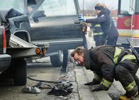 Chicago Fire – Inspiziert Unfallfahrzeug:Christian Stolte als Mouch (Copyright SRF/NBC Universal)