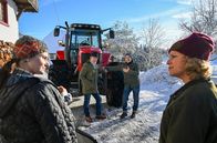Die Fallers - Die SWR Schwarzwaldserie – Stolz präsentieren Sebastian (2.v.re.) und Markus Riedle den neuen Traktor. Jenny (Julia Obst, li.) und Bea (Christiane Brammer) sind nicht gerade begeistert.