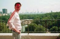 Am Rand des Hauses – Makler Sebastian Steinau auf seiner Penthouse-Terrasse mit Blick auf den Central Park: Die obersten Wohnungen der Mega-Hochhäuser von New York werden heute für zwei- bis dreistellige Millionenbeträge angeboten.