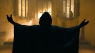 Anaon - Hüter der Nacht – Eine unbekannte Gestalt beschwört in einer Kapelle geheimnisvolle Mächte herauf.