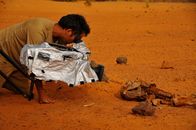 Wanderungen im Tierreich – Mali, Africa: NGT Cameraman John Mans filming elephant bones.