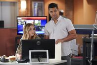 Navy CIS – Ellie Bishop (Emily Wickersham, l.); Nick Torres (Wilmer Valderrama, r.)