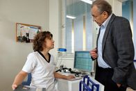 In aller Freundschaft – Professor Simoni (Dieter Bellmann) hat einen Termin in der Sachsenklinik, als eine Patientin eingeliefert wird, die ihm bekannt vorkommt. Er bittet Schwester Ulrike (Anita Vulesica) um die Akte, um herauszufinden, warum Vera Kleinschmidt hier Patientin ist.