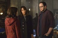Beauty and the Beast – Um Catherine (Kristin Kreuk, l.) davon zu überzeugen, wieder an das Schicksal zu glauben, arbeiten Tess (Nina Lisandrello, M.) und J.T. (Austin Basis, r.) auch mal wieder zusammen ...