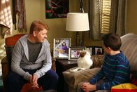 The Middle – Dr. Fulton (Dave Foley, l.); Brick Heck (Atticus Shaffer, r.)