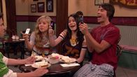 iCarly – v.li.: Freddie Benson (Nathan Kress), Sam Puckett (Jennette McCurdy), Carly Shay (Miranda Cosgrove), Spencer Shay (Jerry Trainor)