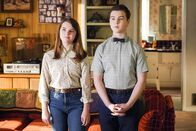 Young Sheldon – Missy Cooper (Raegan Revord, l.); Sheldon Cooper (Ian Armitage, r.)