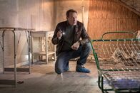 Tatort – Die KI hat einen Verdächtigen ermittelt: Kommissar Falke (Wotan Wilke Möhring) stattet seinem Zuhause einen Besuch ab.