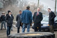 Elementary – Was weiß Bart MacIntosh (Garret Dillahunt, vorne) über die terroristischen Aktivitäten seines Bruders? Holmes (Jonny Lee Miller, r.), Gregson (Aidan Quinn, 2.v.r.), Bell (Jon Michael Hill, 3.v.l.) und Watson (Lucy Liu, 2.v.l.) nehmen ihn ins Kreuzverhör ...; Was weiß Bart MacIntosh (Garret Dillahunt, vorne) über die terroristischen Aktivitäten seines Bruders? Holmes (Jonny Lee Miller, r.), Gregson (Aidan Quinn, 2.v.r.), Bell (Jon Michael Hill, 3.v.l.) und Watson (Lucy Liu, 2.v.l.) nehmen ihn ins Kreuzverhör ...
