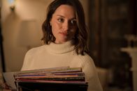 Detective Grace – Cleo Morey (Zoë Tapper) hofft, dass ihr Freund Roy Grace die Vergangenheit und das Rätsel um seine verschwundene Frau Sandy endlich hinter sich lassen kann.