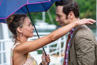 Death in Paradise – Sophie Chambers (Chelsea Edge) und Detective Neville Parker (Ralf Little) verabschieden sich schweren Herzens voneinander.