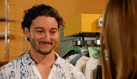 Rote Rosen – Elyas (Mehmet Daloglu) weiß nicht, wie er Bella (Alessia Mazzola) in ihrer Trauer beistehen soll. Er ist erleichtert, als sie einen Schritt auf ihn zu macht.