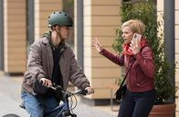 In aller Freundschaft – Dr. Kathrin Globisch (Andrea Kathrin Loewig) wird vor der Sachsenklinik fast von einem jungen Mann mit dem Fahrrad angefahren.