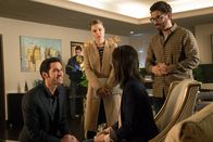 Lucifer – Als ein Therapeut ermordet wird, beginnen Lucifer (Tom Ellis, l.) und Chloe (Lauren German, 2.v.l.) mit den Ermittlungen. Können die Ehefrau des Ermordeten, Sandy Shaw (Joy Osmanski, 2.v.r.), und Dr. Jonathan Medina (Al Madrigal, r.) Aufschluss darüber geben, warum der Therapeut sterben musste?