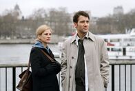 Hautnah – Stecken in einem Verwirrspiel der Gefühle: Larry (Clive Owen, r.) und Anna (Julia Roberts, l.) ...