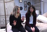 The Mick – Normalerweise kann Sabrina (Sofia Black-D'Elia, r.) das größte Miststück sein, doch als sie eine Mitschülerin unter Druck setzt, traut sie sich nicht, sich zu wehren. Auch Mickey (Kaitlin Olson, l.) ist verwundert. Sie kennt ihre Nichte als Kämpferin.