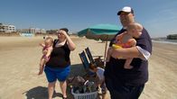 Mein Leben mit 300 kg – Doug and his family are at the beach.