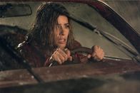 Identität – Paris (Amanda Peet) versucht dem Wahnsinn in dem verlassenen Motel trotz der stürmischen Nacht zu entkommen.