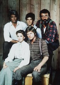 Unsere kleine Farm – Charles Ingalls (Michael Landon, hinten l.), Albert Ingalls (Matthew Laborteaux, hinten M.), Isaiah Edwards (Victor French, hinten r.), Laura Ingalls (Melissa Gilbert, l.) und ihr Mann Almanzo Wilder (Dean Butler, r.) meistern gemeinsam die Dinge des Lebens.